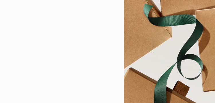 fond blanc avec des boîtes-cadeaux brunes et ruban vert foncé 